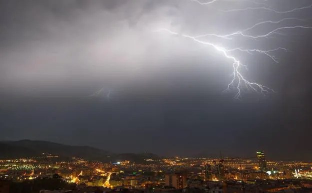 Llovió como anticipó el SMN y elevaron a naranja la alerta por tormentas para el jueves