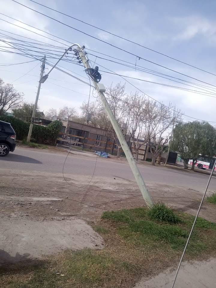 ATENCIÓN: Transitar con extrema precaución por caída de postes de luz en Barrio Covisar.