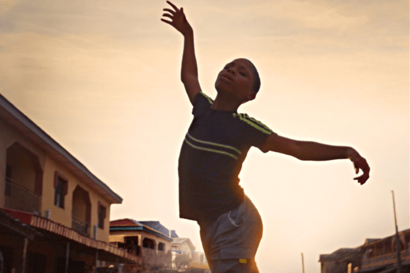 "Billy Elliot nigeriano" que sueña con ser una estrella del ballet llegó a Disney +