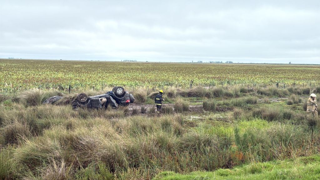 VUELCO DE VEHÍCULO EN RUTA NACIONAL N° 7 KM 515.