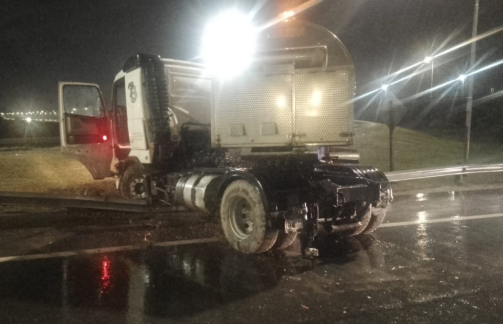 Accidente vial: Despistó un camión cargado con chocolate líquido en la Variante Juárez Celman