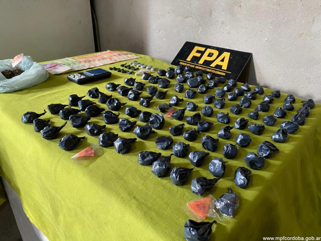 CÓRDOBA: FPA DESBARATÓ TRES PUNTOS DE VENTA E INCAUTÓ MÁS DE 2000 DOSIS DE DROGAS EN BARRIO VILLA LA TELA. CINCO DETENIDOS