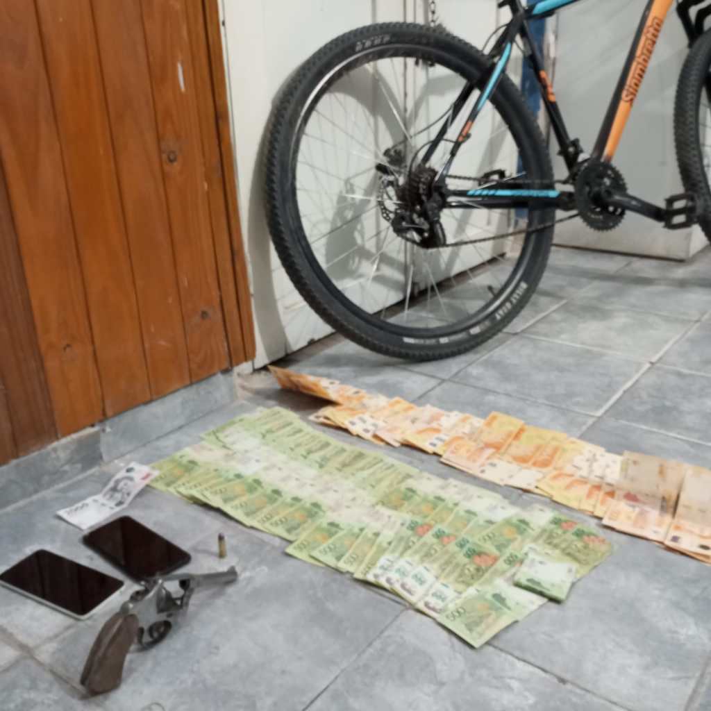 Intentaron escapar en moto y fueron detenidos. Se les secuestró un arma de fuego y dinero