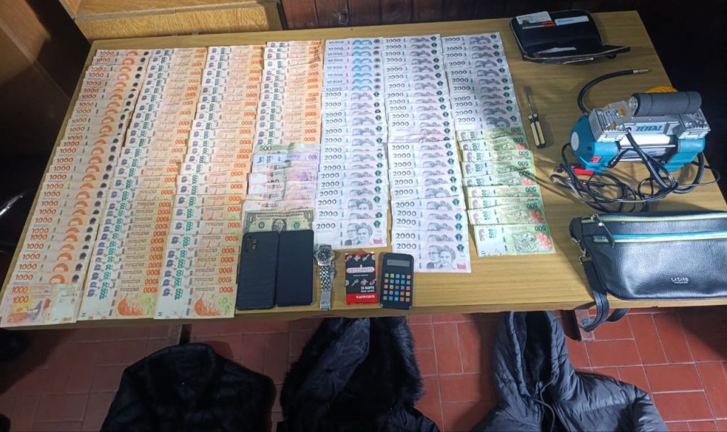 Quedaron detenidos luego de sustraer pertenencias de un vehículo