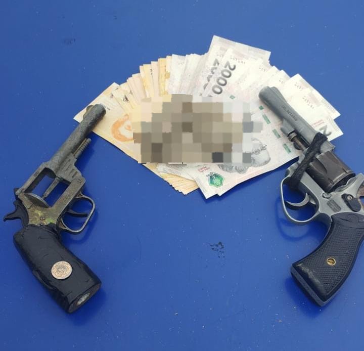 Tres menores fueron detenidos con el secuestro de una réplica de arma de fuego y un revólver