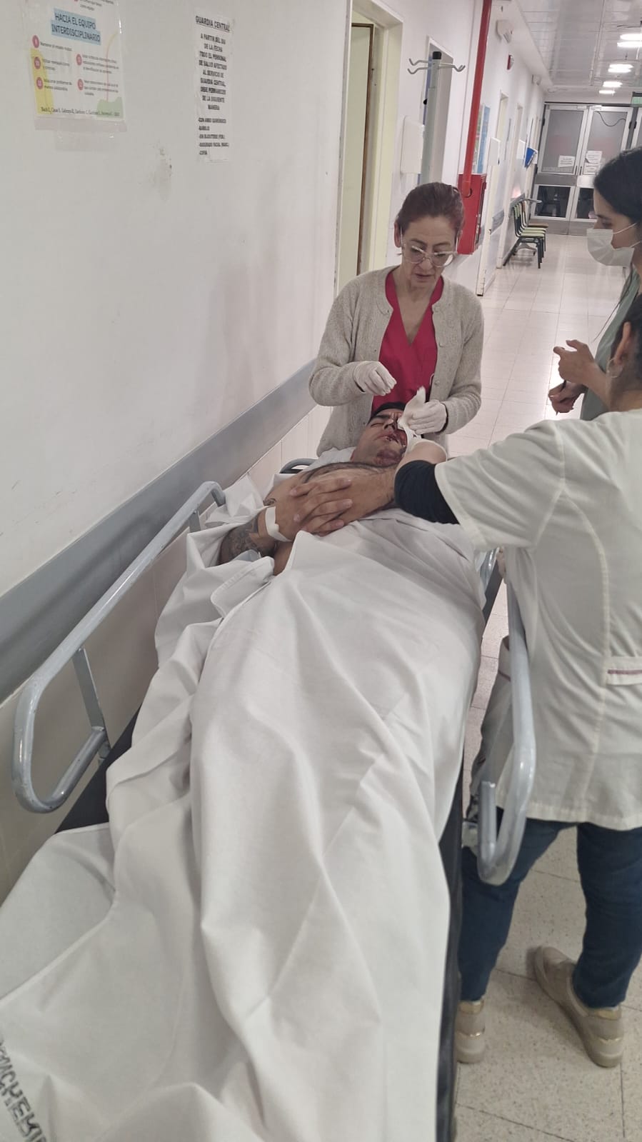 Un policía resultó gravemente lesionado tras un operativo. Se recuperó un vehículo robado y el supuesto agresor terminó detenido.