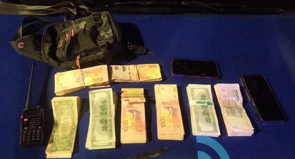 Intentaron "coimear" a los policías durante un control y terminaron aprehendidos. Se les secuestró dinero y un inhibidor de alarmas