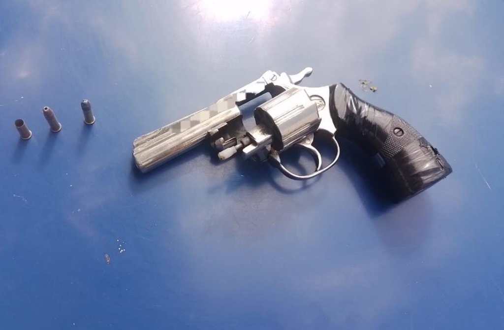 Transitaba con un arma de fuego en la vía pública y tras un llamado de alerta al 911, fue detenido