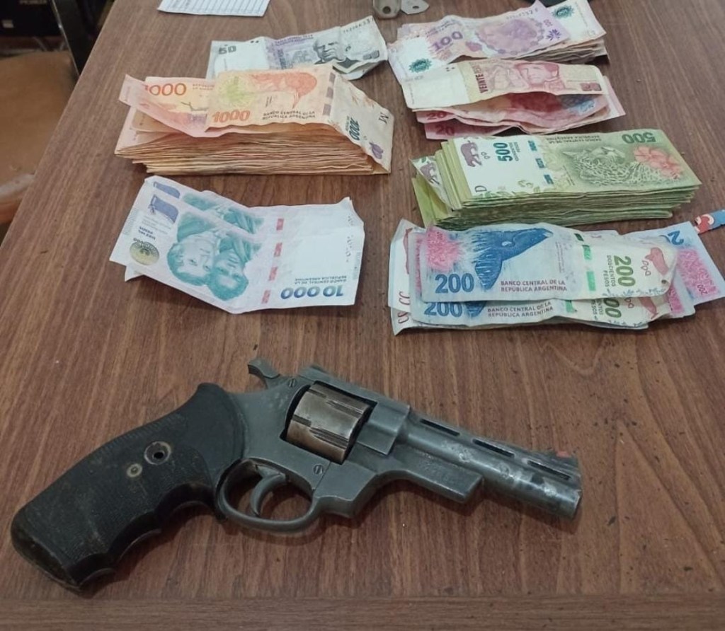 Circulaban en un automóvil portando un arma de fuego, estupefacientes y quedaron detenidos
