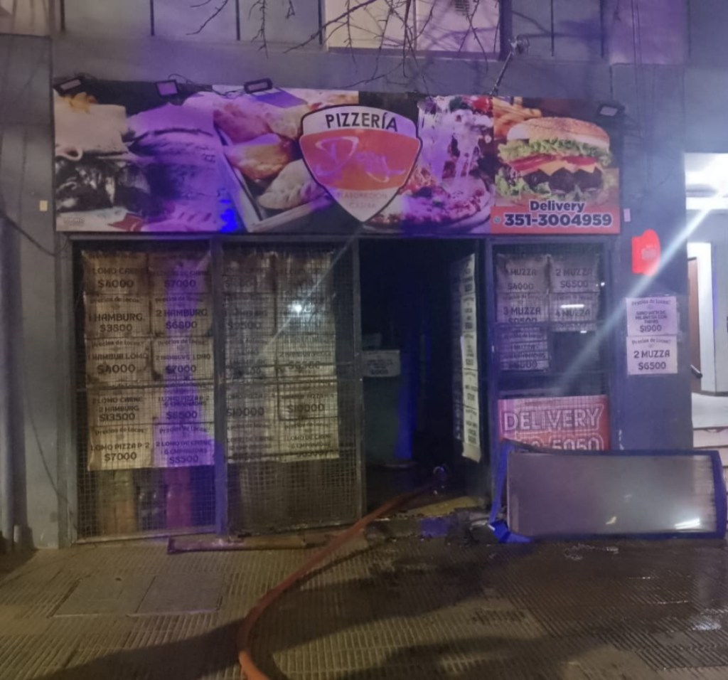 Bomberos extinguió un incendio en un comercio. Hubo 45 personas evacuadas, sin lesionados
