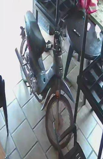 Caso Curioso: moto olvidada en un estacionamiento escolar